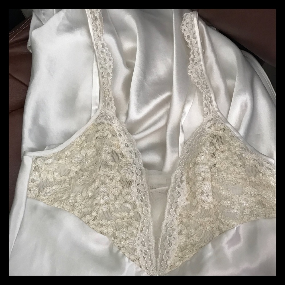 VS Luxurious White Satin & Lace Long Lingerie - Picture 4 of 8